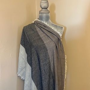 Banana Republic Scarf - Gray/Metallic Silver/Black